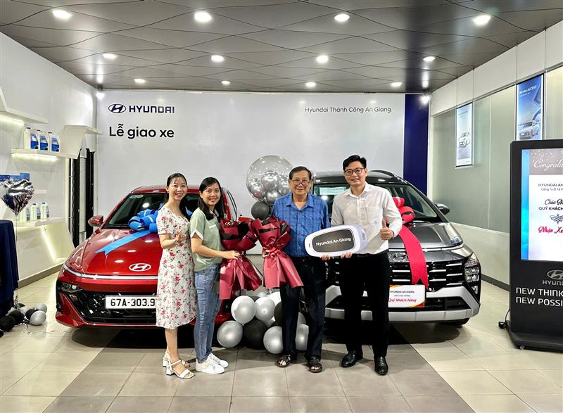 BÀN GIAO XE MỚI ĐẾN TAY KHÁCH HÀNG